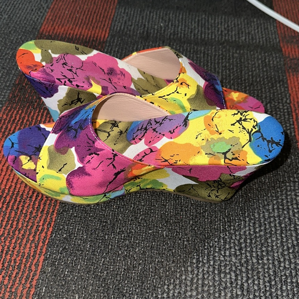 Floral Wedge Sandals - Picture 6 of 7
